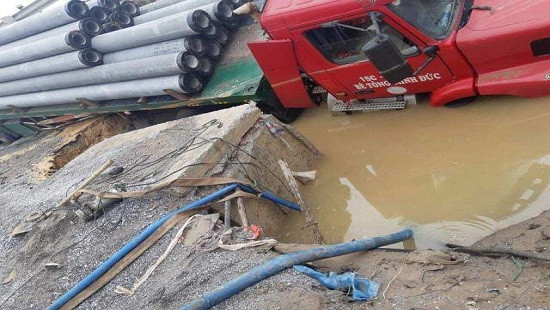 Xe container làm vỡ đường ống, 3 quận của Hà Nội có nguy cơ mất nước 