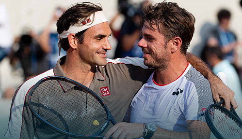 Federer (trái) nhận lời chúc mừng từ người bạn Wawrinka sau trận đấu.