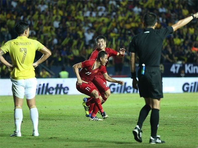 Đánh bại Thái Lan ở phút 94, tuyển Việt Nam vào chung kết King's Cup