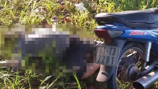 Người đàn ông gục chết bất thường cạnh xe máy