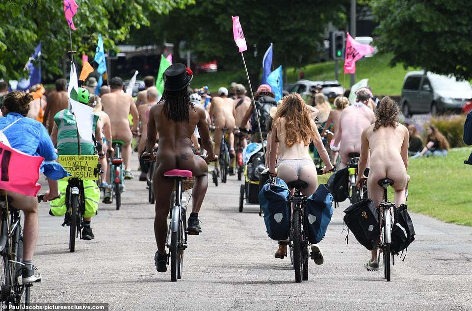 Khỏa thân diễu hành bằng xe đạp trên đường phố Anh