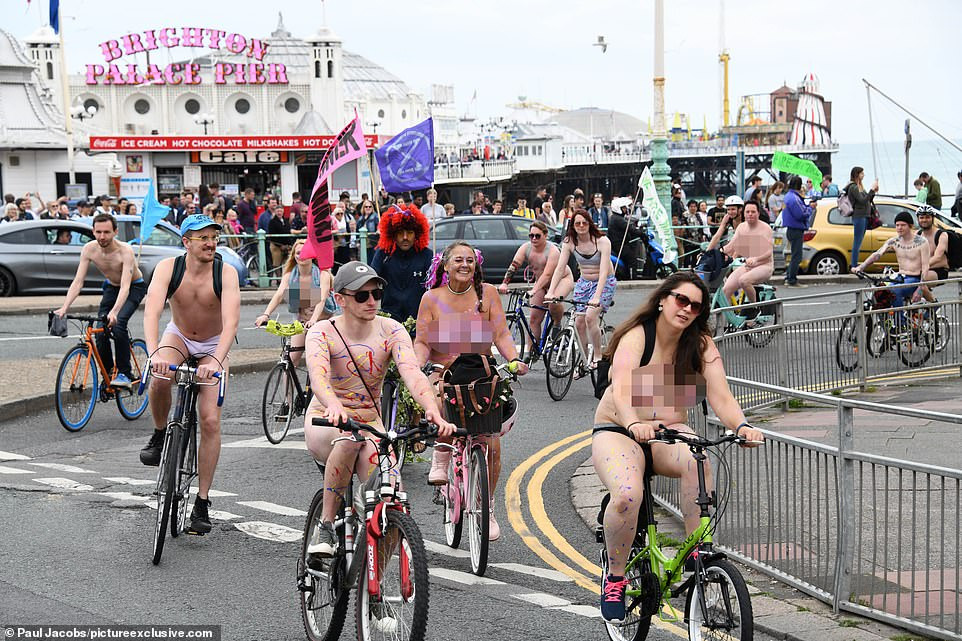 Khỏa thân diễu hành bằng xe đạp trên đường phố Anh