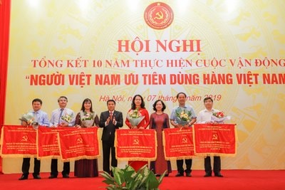 Agribank đươc tặng nhiều danh hiệu trong vận động 'Người Việt Nam ưu tiên dùng hàng Việt Nam'