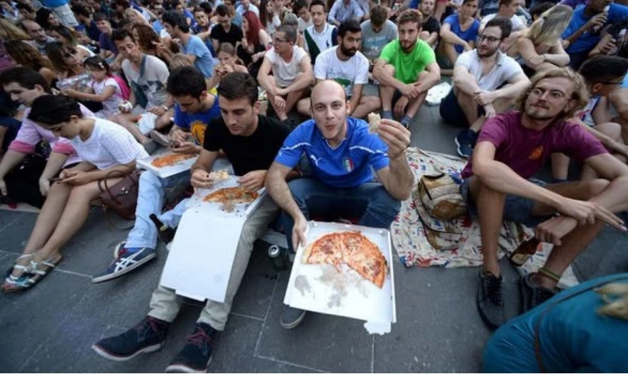 Rome: Cấm du khách cởi trần, ăn uống bừa bãi và lắp ổ khóa tình yêu