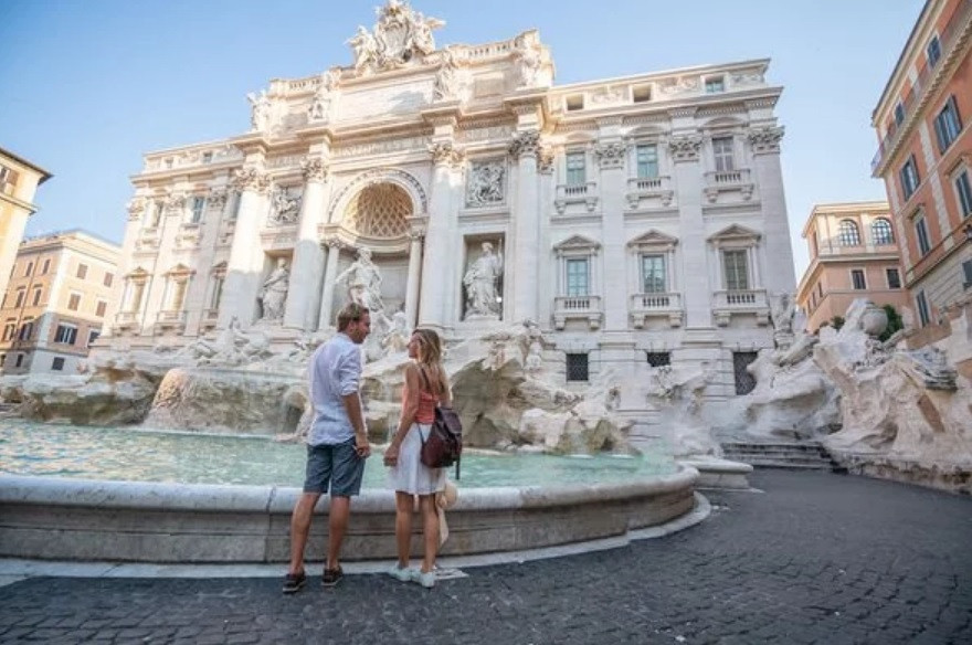 Rome: Cấm du khách cởi trần, ăn uống bừa bãi và lắp ổ khóa tình yêu