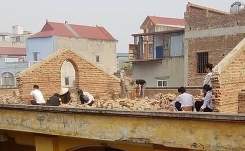 Học sinh bị phạt ngồi đẽo gạch trên mái nhà giữa trời nắng nóng