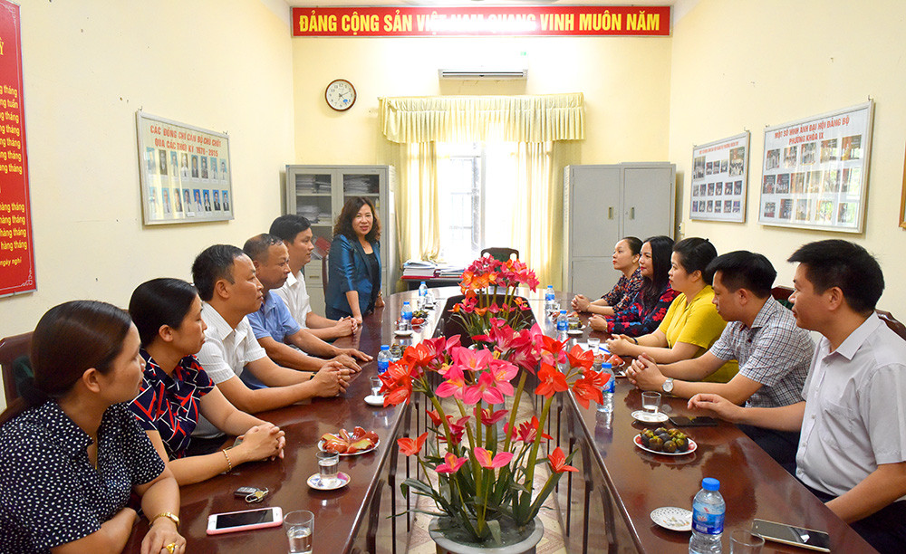 Phó Chánh án TANDTC Nguyễn Thúy Hiền trao quà cho Quỹ khuyến học tại thị xã Phú Thọ