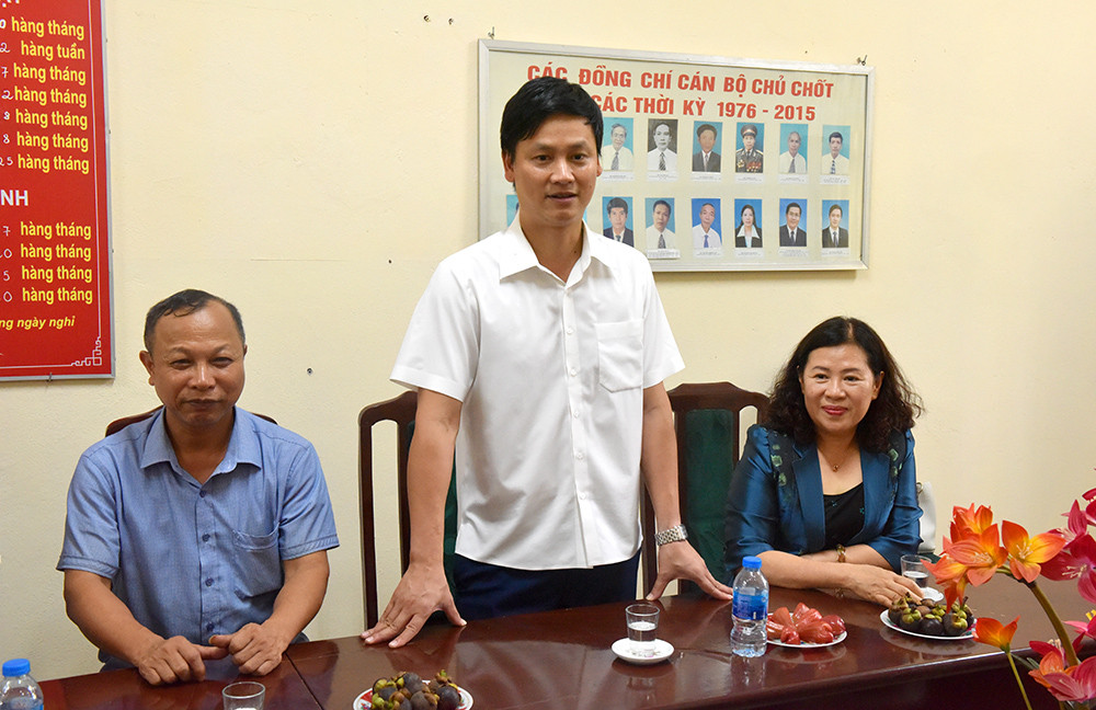 Phó Chánh án TANDTC Nguyễn Thúy Hiền trao quà cho Quỹ khuyến học tại thị xã Phú Thọ
