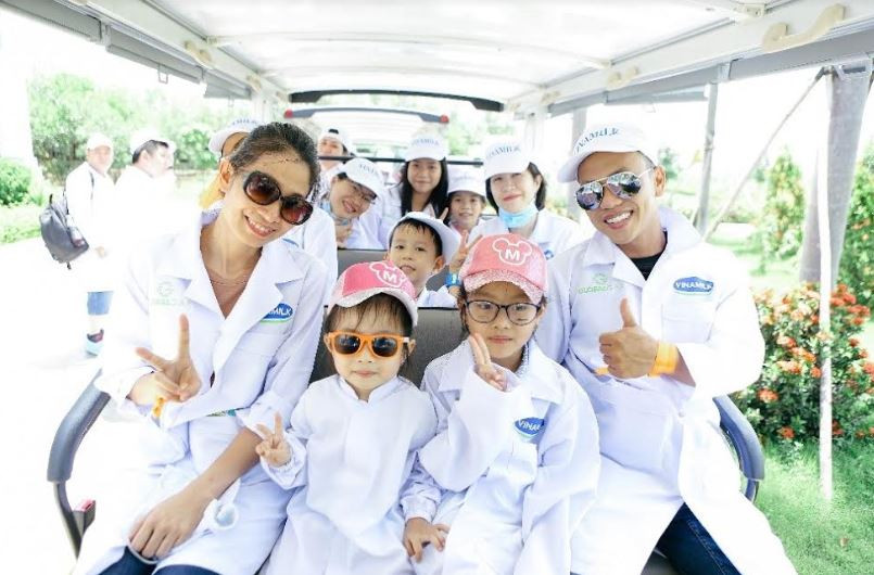 Vinamilk tổ chức cho con em nhân viên thăm Resort bò sữa