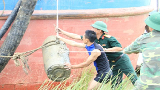 Hà Tĩnh: Trục vớt quả bom 400kg dưới lòng sông Lam