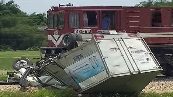 Xe tải bị tàu hỏa tông văng hơn 100 mét, tài xế nguy kịch