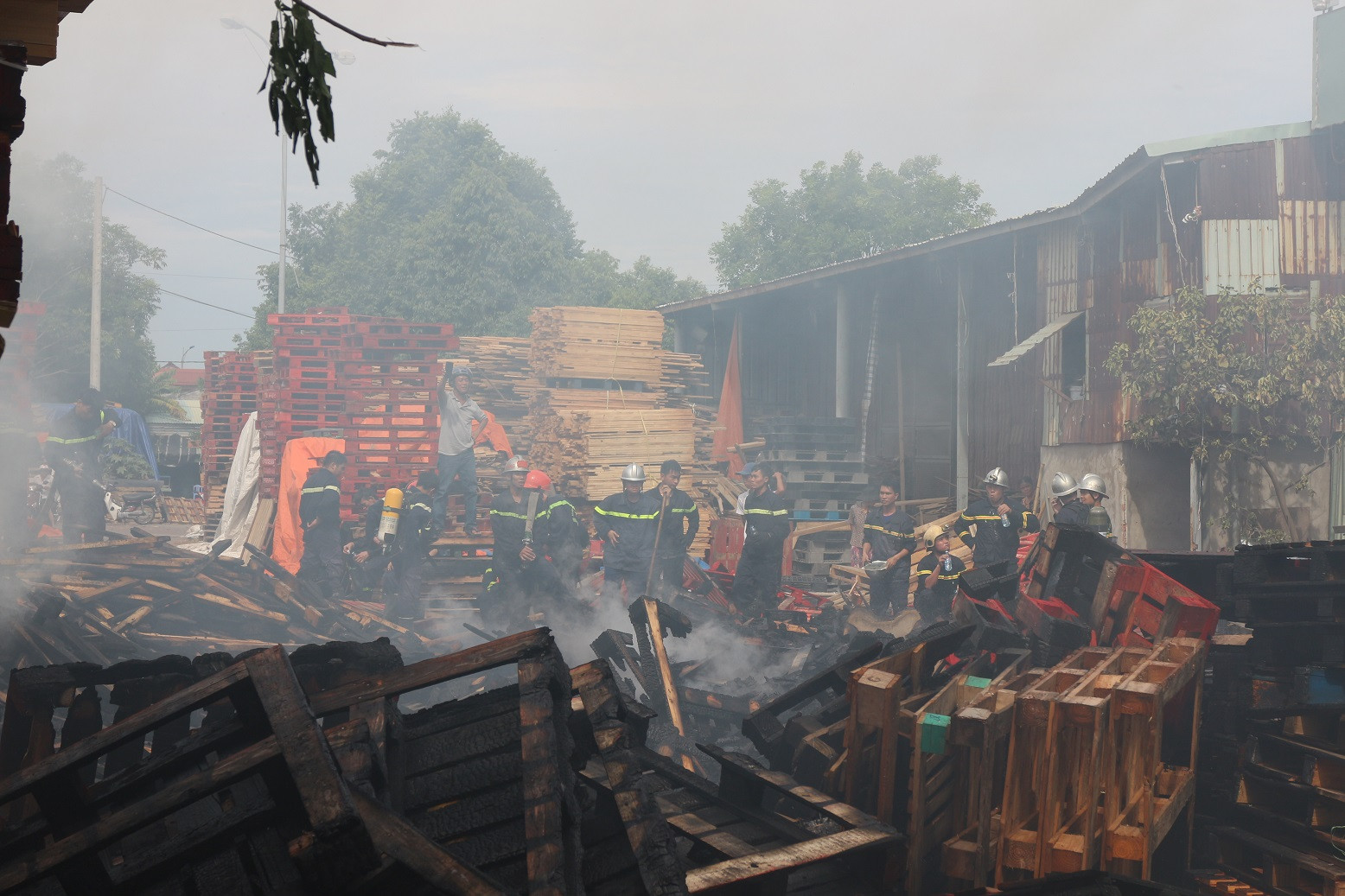 Cháy xưởng gỗ rộng 1000m² giáp ranh Quảng Nam - Đà Nẵng
