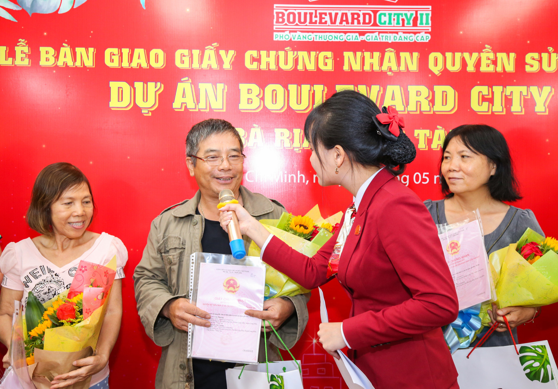 Việt Hưng Phát trao hàng trăm sổ hồng cho khách hàng tại Boulevard City Bà Rịa – Vũng Tàu