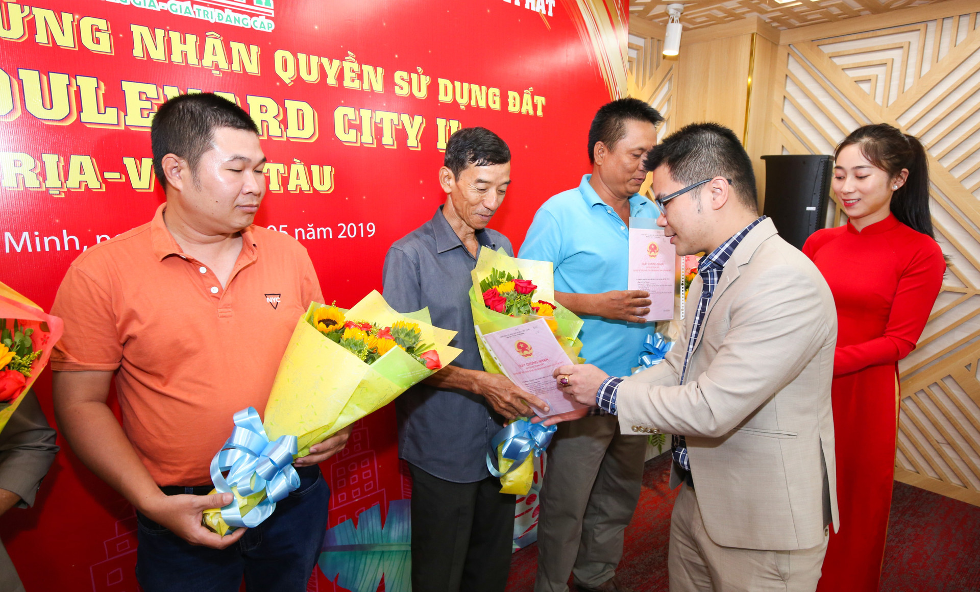 Việt Hưng Phát trao hàng trăm sổ hồng cho khách hàng tại Boulevard City Bà Rịa – Vũng Tàu