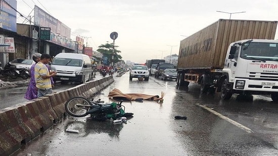 Chạy xe lấn vào làn ô tô, 2 thanh niên bị tông tử vong