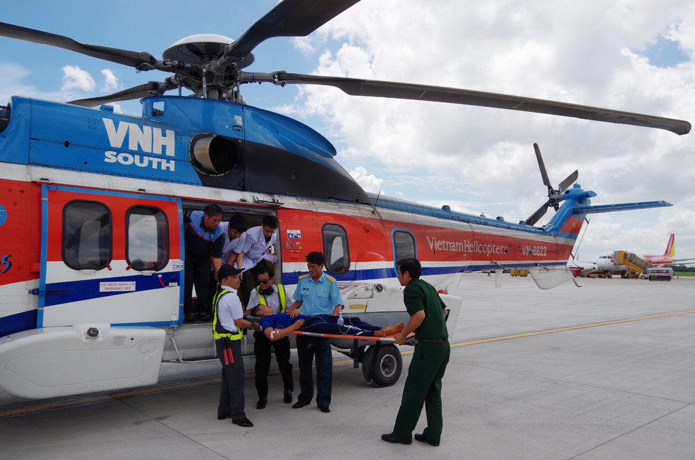 12 tiếng bay căng thẳng đưa bệnh nhân từ Trường Sa về đất liền cấp cứu
