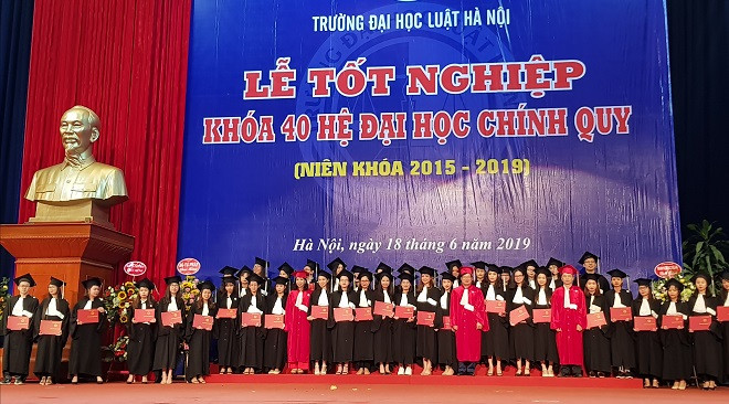 Trường Đại học Luật Hà Nội trao bằng tốt nghiệp cho hơn 1.800 tân cử nhân
