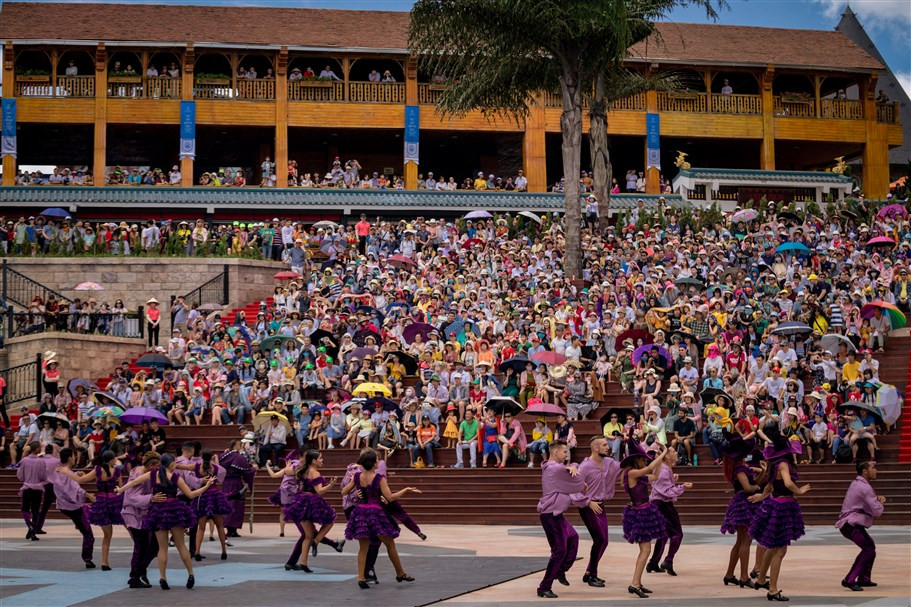 Từ “Vũ hội Ánh Dương”, ngẫm về du lịch lễ hội tại Việt Nam