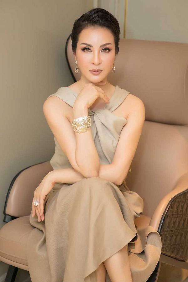  “Nữ hoàng ảnh lịch” Thanh Mai khoe vẻ rạng rỡ tuổi U50