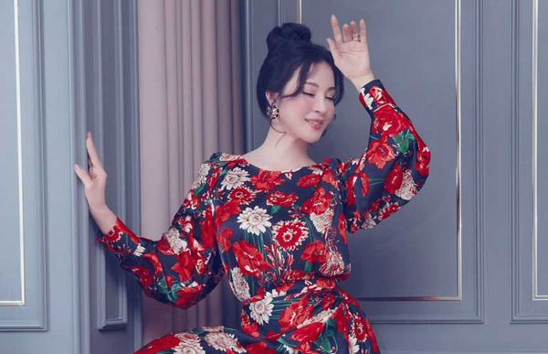  “Nữ hoàng ảnh lịch” Thanh Mai khoe vẻ rạng rỡ tuổi U50