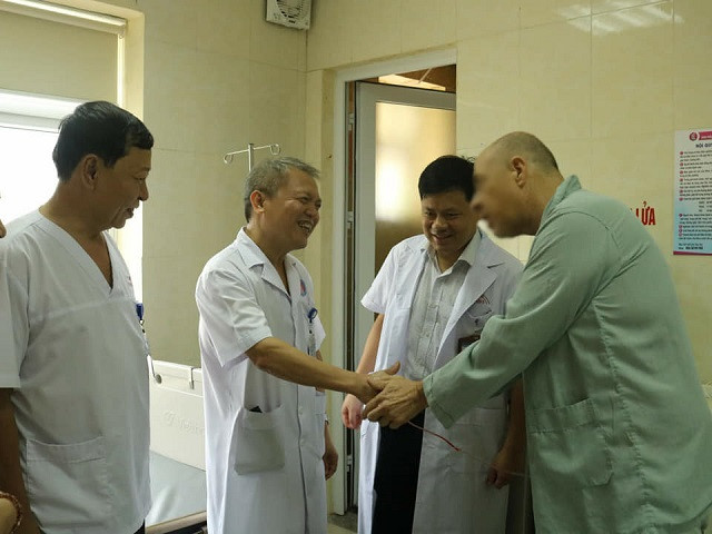 Du khách Mỹ nguy hiểm tính mạng vì sỏi niệu quản được bác sĩ Việt cứu sống