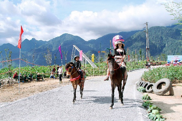 Nắng nóng, du khách đổ về Fansipan tận hưởng tiết trời mát lạnh, thưởng thức giải đua “Vó ngựa trên mây” 