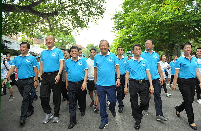 Phó Thủ tướng Trương Hòa Bình cùng hàng ngàn người “đi bộ vì sức khỏe”