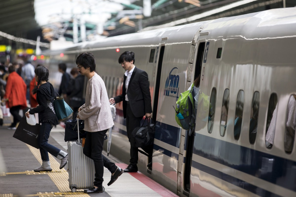 12.000 hành khách đường sắt Nhật Bản điêu đứng vì… một chú ốc sên