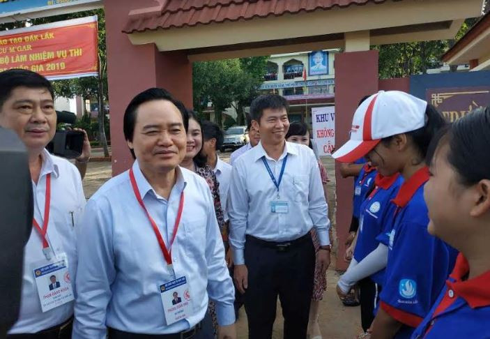 Bộ trưởng Phùng Xuân Nhạ kiểm tra công tác thi THPT quốc gia ở Đắk Lắk