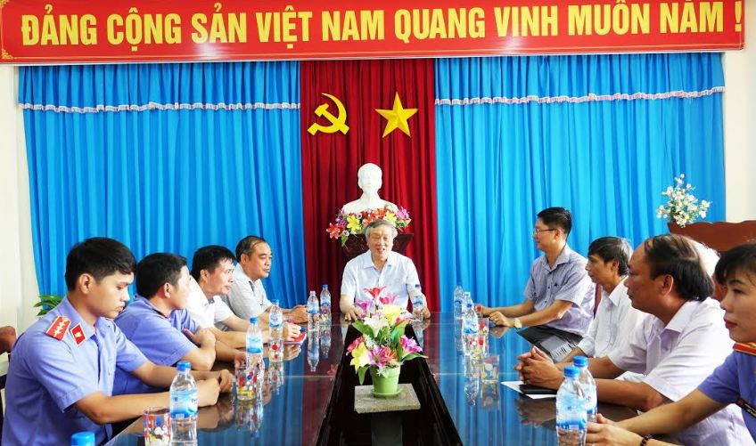Chánh án TANDTC Nguyễn Hòa Bình làm việc tại huyện đảo Lý Sơn