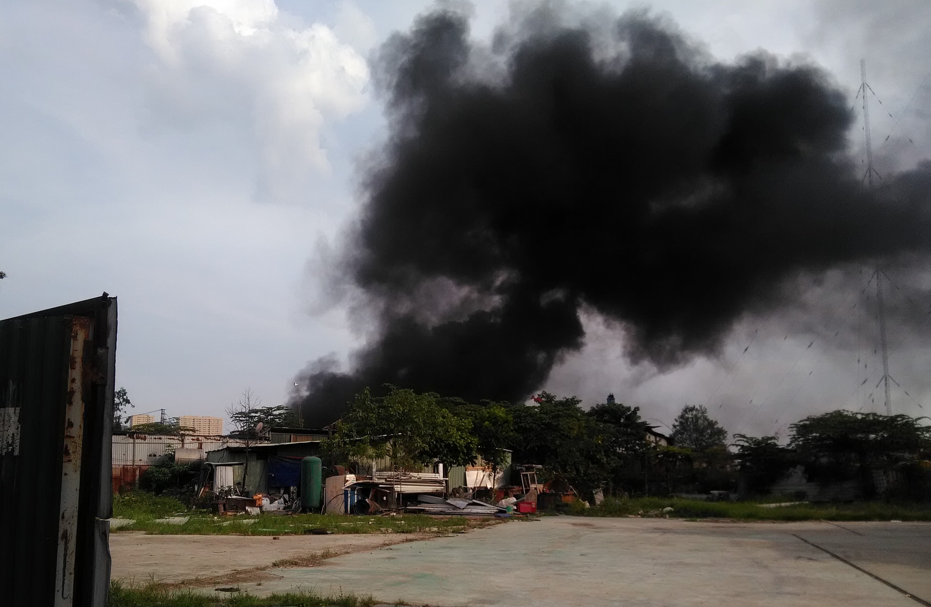 Bãi rác cháy nghi ngút, cột khói bốc cao