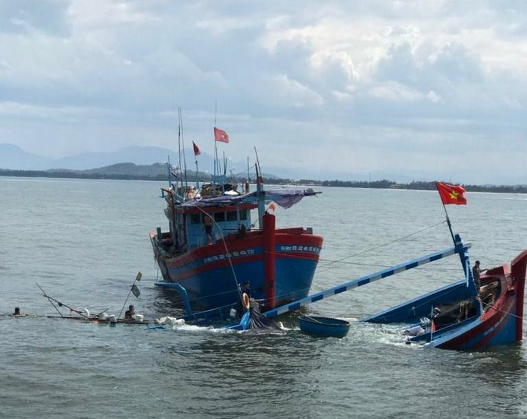 Quảng Ngãi: Chìm tàu cá, 8 người may mắn được cứu sống