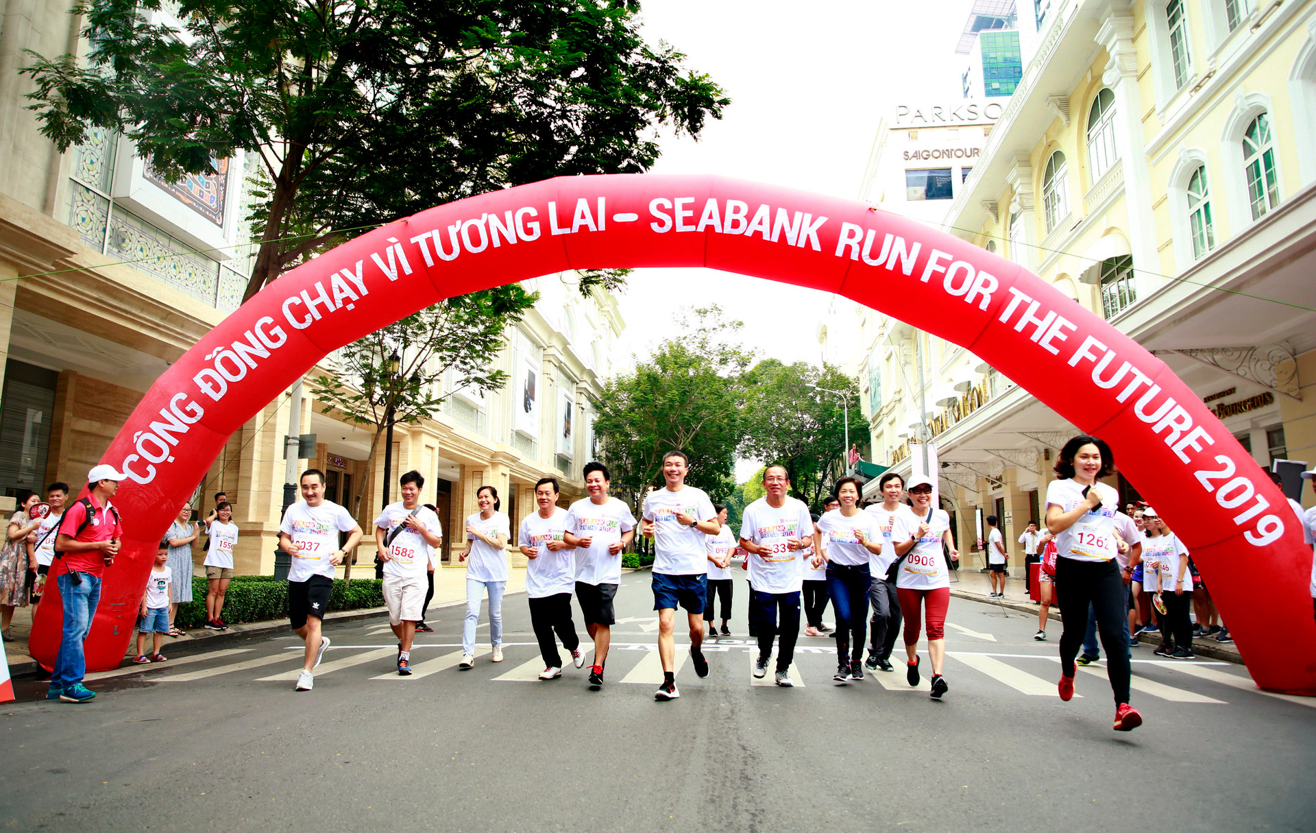 Hơn 1.700 người chạy gây quỹ học bổng cho trẻ em nghèo tại TP. Hồ Chí Minh