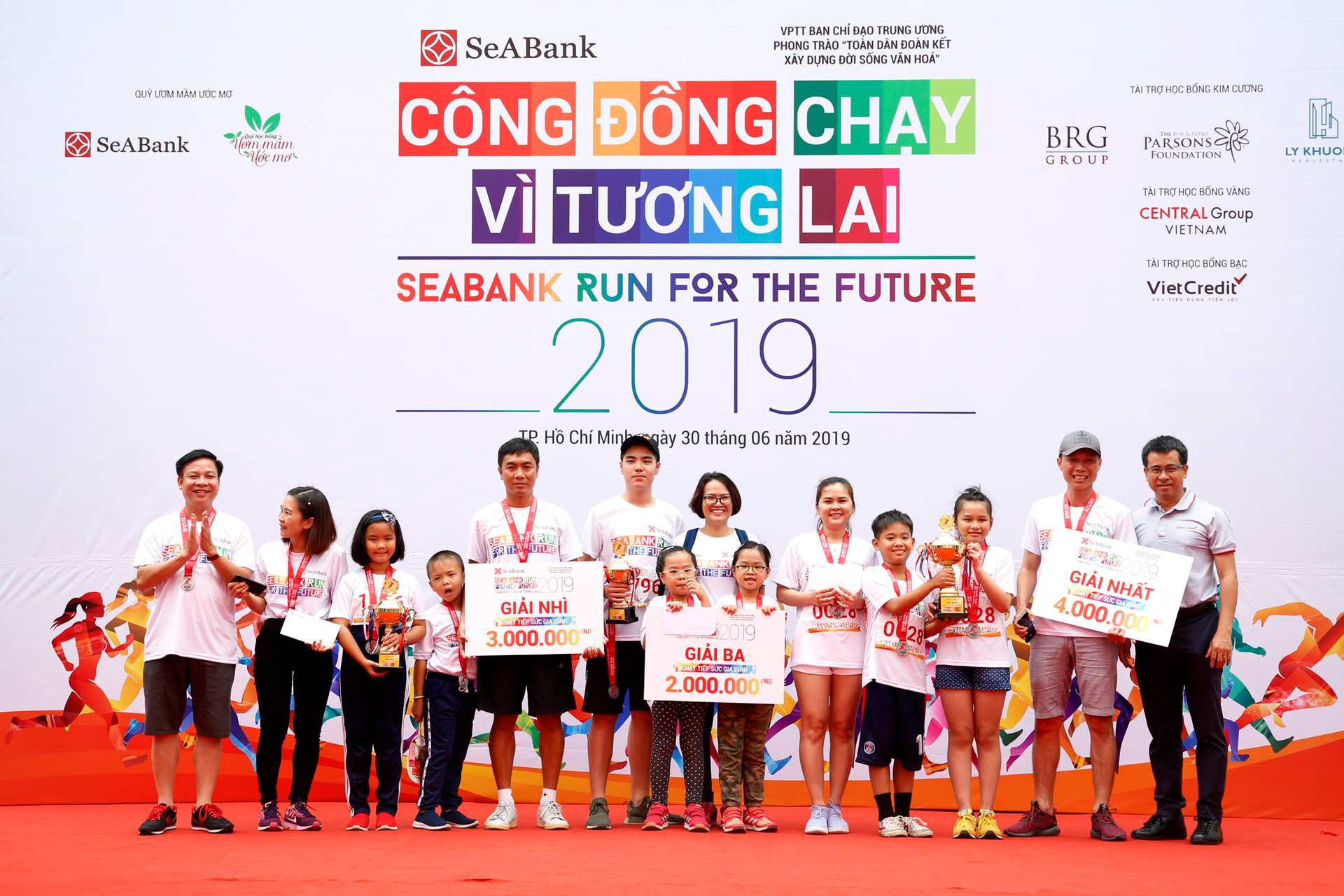 Hơn 1.700 người chạy gây quỹ học bổng cho trẻ em nghèo tại TP. Hồ Chí Minh