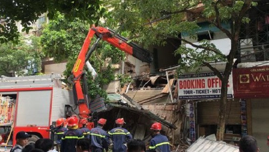 Hà Nội: Sập nhà 2 tầng trên phố Hàng Bông