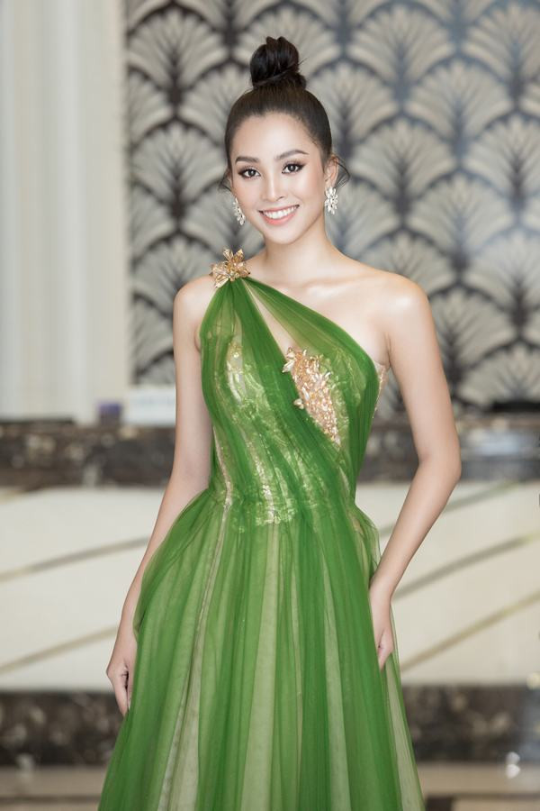 Diện đầm lệch vai quyến rũ, Hoa hậu Tiểu Vy hào hứng trở thành đại sứ Quảng Bình