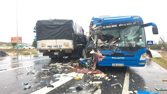Xe khách gây tai nạn liên hoàn, nhiều hành khách bị thương