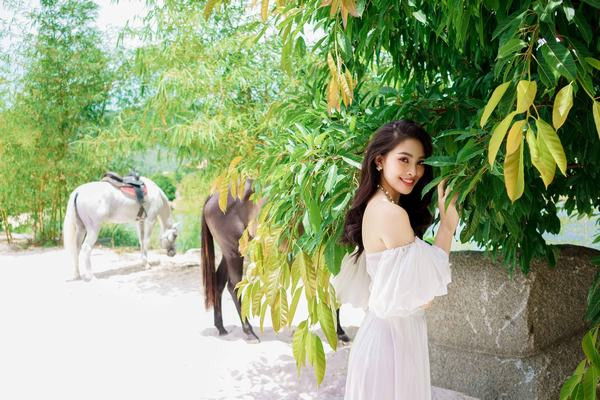 Hoa hậu Tiểu Vy đẹp thuần khiết ở tuổi 19