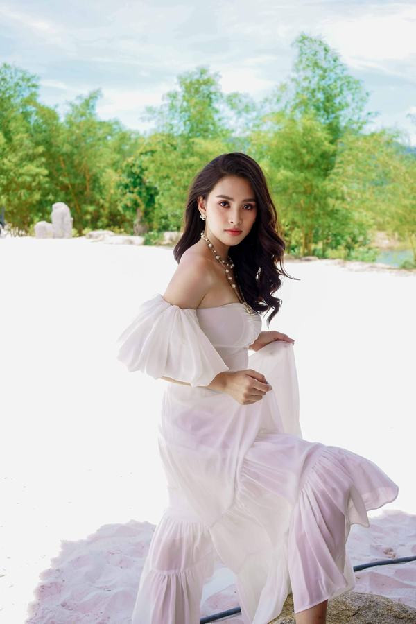 Hoa hậu Tiểu Vy đẹp thuần khiết ở tuổi 19