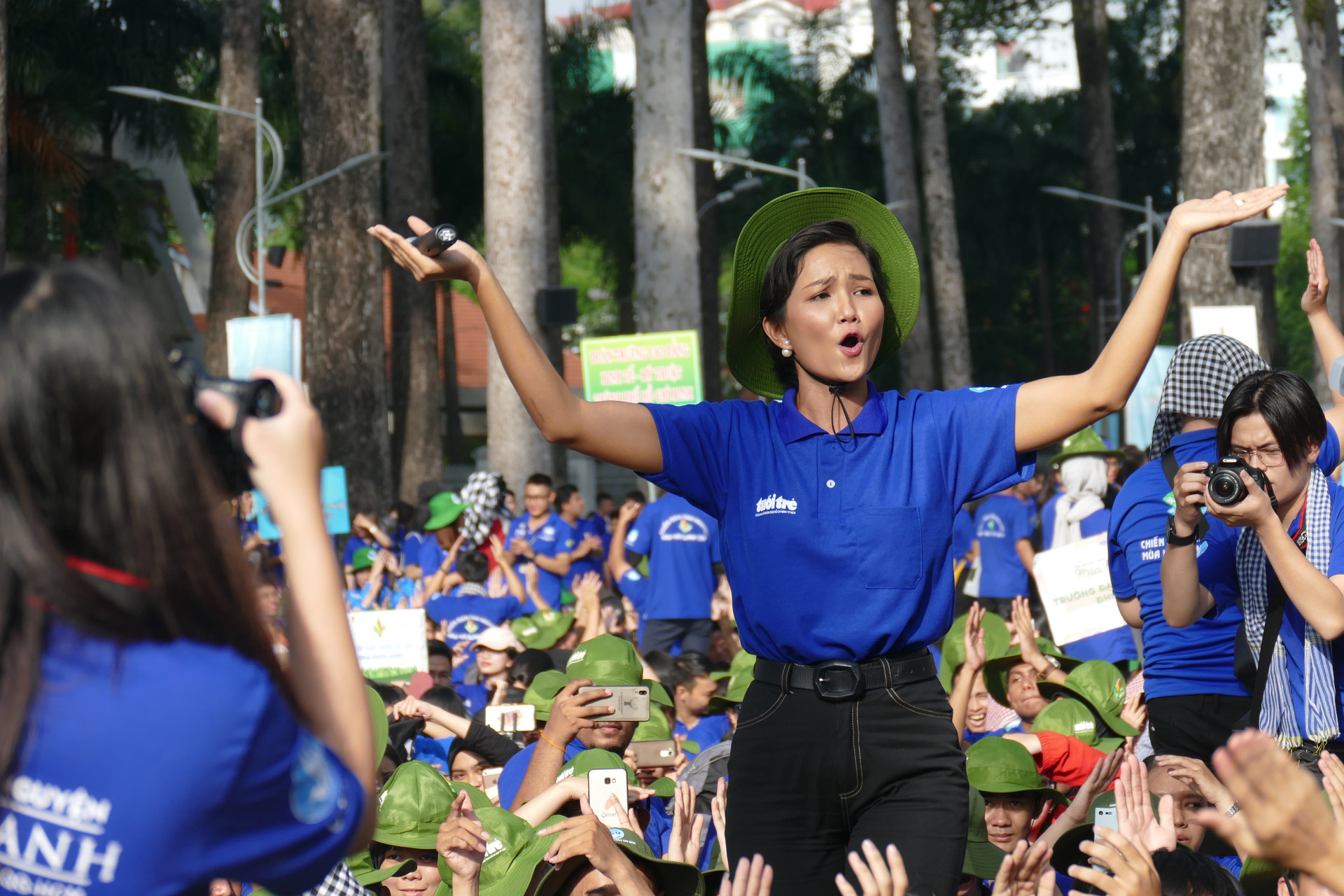 Hoa hậu H’Hen Niê truyền cảm hứng cho chiến sĩ Mùa hè xanh