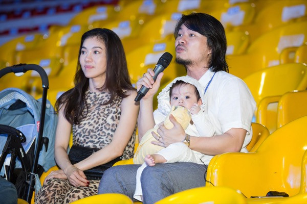 Khoảng khắc đạo diễn của Miss World Việt Nam bế con đi tổng duyệt