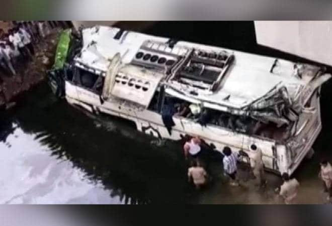 Ấn Độ: Xe bus tông dải phân cách lao xuống mương, gần 50 người thương vong