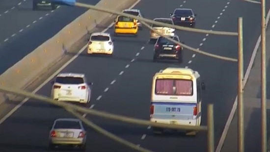 Dừng xe khách giữa cao tốc, tài xế bị phạt 5,5 triệu đồng