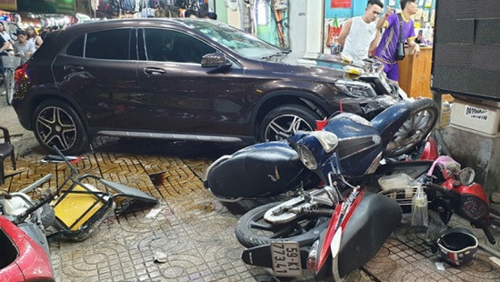TP.HCM: Ô tô tông hàng loạt xe máy, ít nhất 6 người bị thương