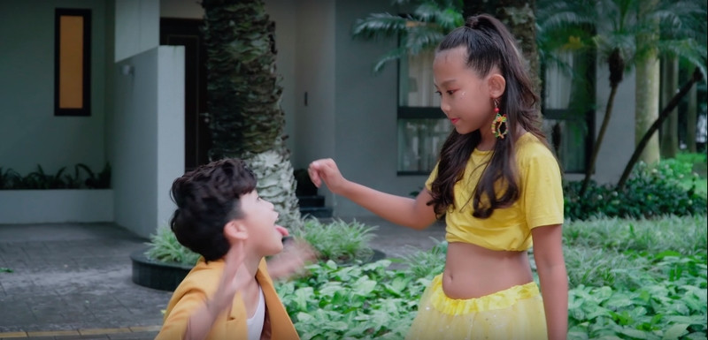 Hotboy Bảo Huy gây tranh cãi khi quay MV cùng con gái Thái Thùy Linh