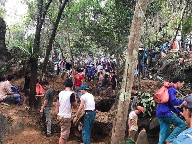 Hàng trăm người thi nhau đào bới tìm đá quý trên rừng tại Yên Bái sau tin đồn có người tìm được viên đá quý trị giá 5 tỷ đồng. Ảnh: Báo Giao Thông