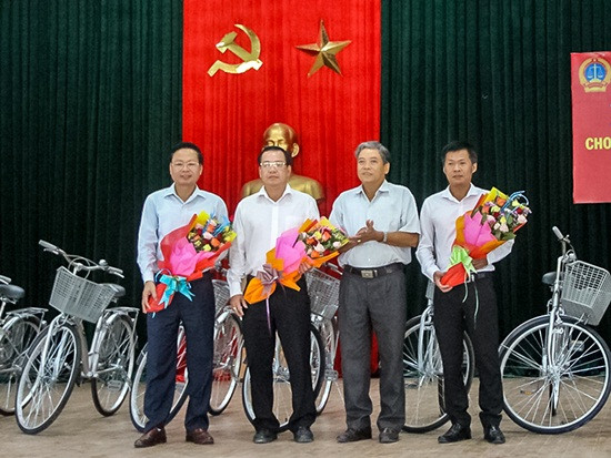 Báo Công lý trao tặng 40 xe đạp cho học sinh nghèo vượt khó