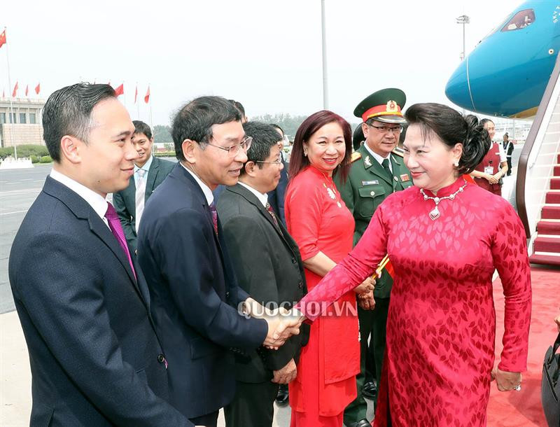Chủ tịch Quốc hội đến Bắc Kinh, tiếp tục chuyến thăm Trung Quốc