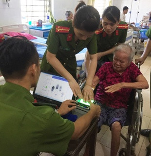 Thanh Hóa: Công an huyện tới tận bệnh viện làm thẻ Căn cước cho dân