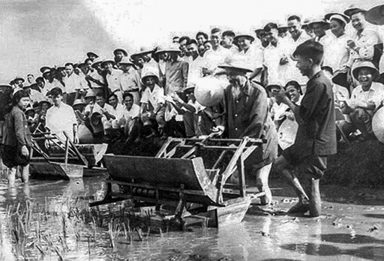 Phong cách Hồ Chí Minh về phát huy dân chủ, chăm lo đời sống nhân dân